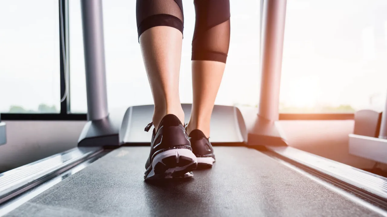 Meglio camminare all'aperto o su un tapis roulant?