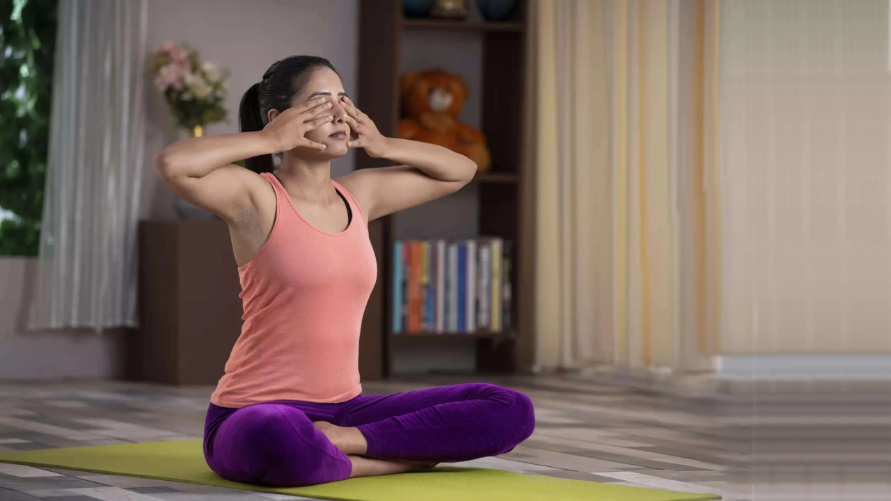 I benefici della respirazione Bhramari Pranayama per pochi minuti al giorno