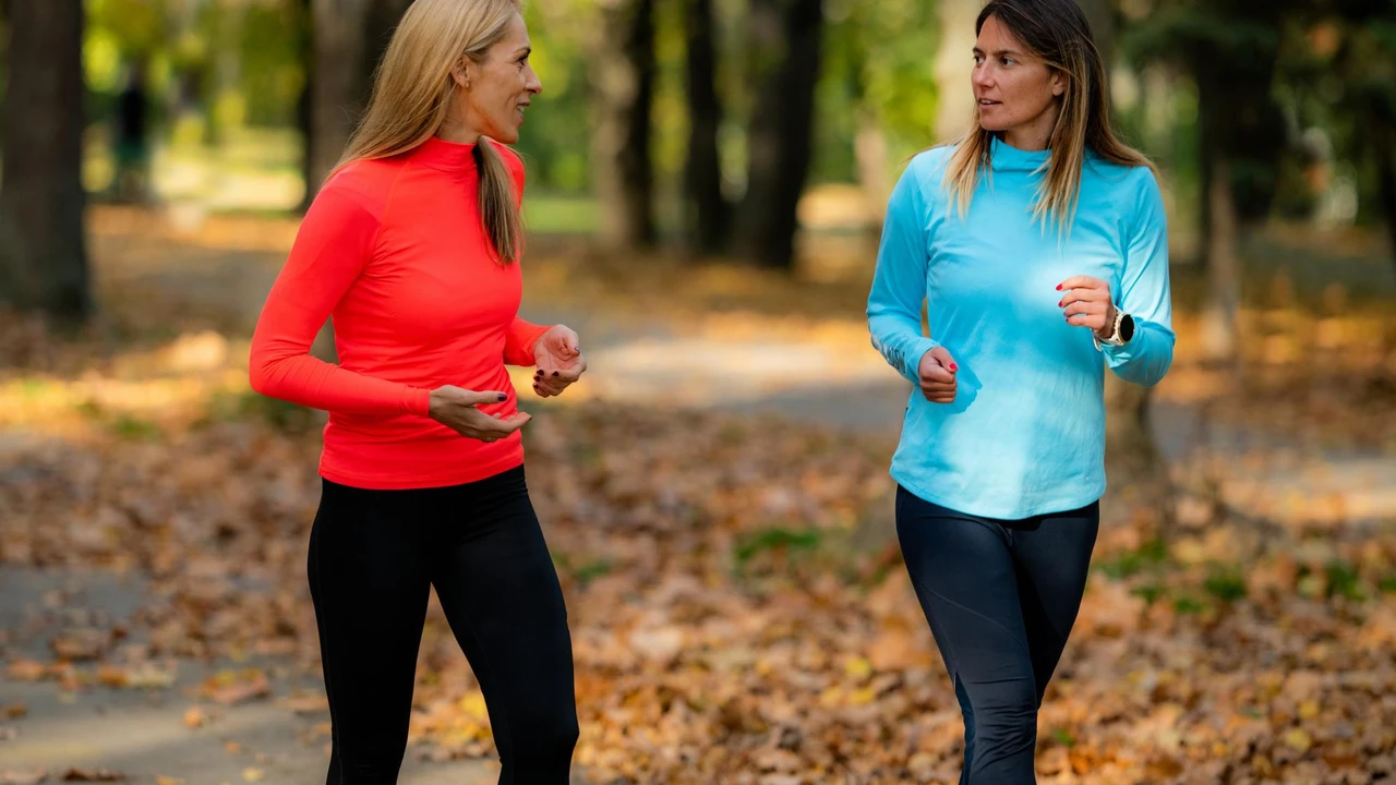 La velocità ideale della camminata per le donne in menopausa e benefici