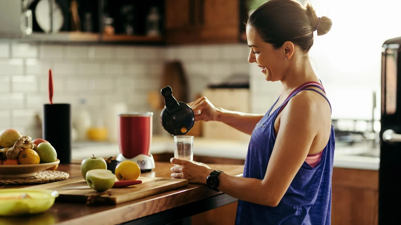 Donna in cucina che prepara un pasto con proteine e frutta